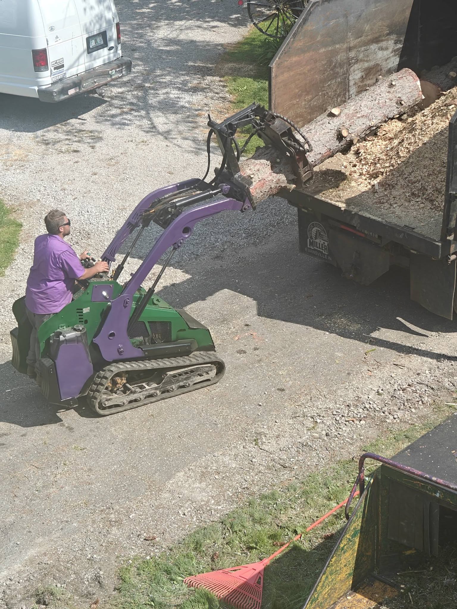 Loading logs with tracked equipment